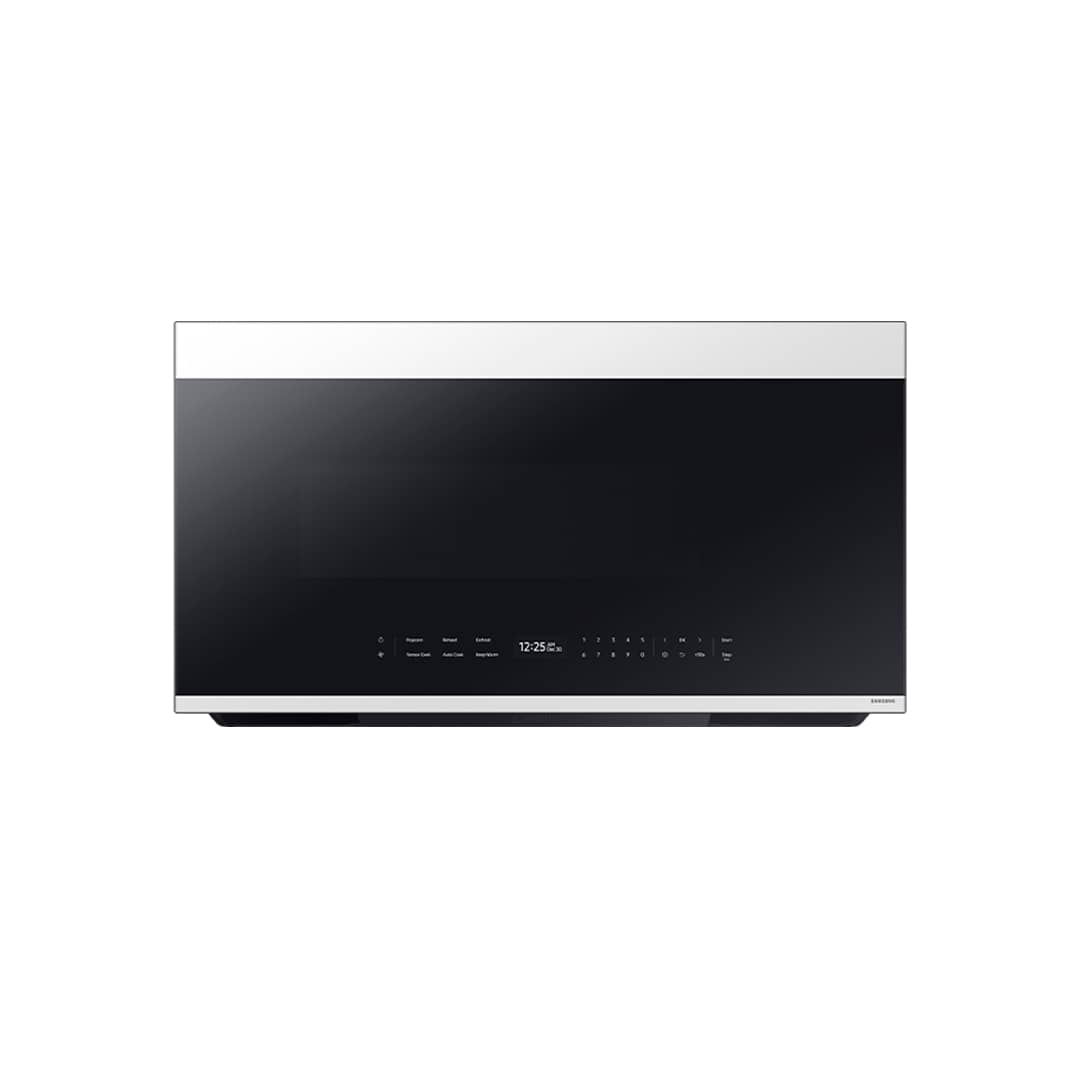 Microondas de 2,1 pies cúbicos sobre la estufa a medida con controles táctiles de vidrio con atenuación automática en vidrio blanco Microondas Samsung ME21DB670012AA
